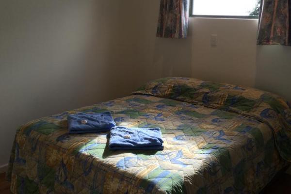 Meningie Accommodation Swan Queen bed